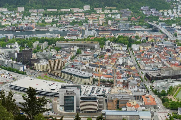 卑尔根 2012年6月04日 从挪威卑尔根的埃尔吉亚斯弗罗伊恩山山看到城市的中心部分 — 图库照片