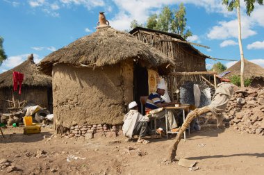 Lalibela, Etiyopya - 27 Ocak 2010: Kimliği belirsiz insanlar boya ve Lalibela, Etiyopya evin girişinde okuyun. Etiyopya bir cehalet ve en üst düzeyde dünyada vardır.