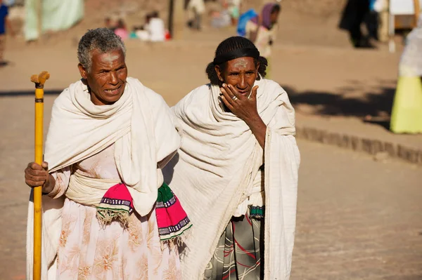 Lalibela Etiopía Enero 2010 Peregrinos Identificados Caminan Por Calle Lalibela — Foto de Stock