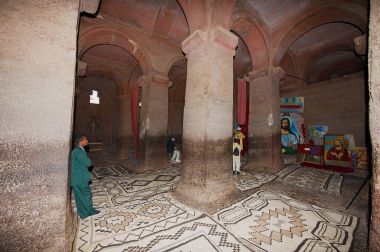 Lalibela, Etiyopya - 27 Ocak 2010: Kimliği belirsiz kişi en büyük rock kesme kilise Lalibela, Etiyopya bahis Medhane Alem (Dünya'nın kurtarıcısı evi) ziyaret edin. UNESCO Dünya Mirası Sit Alanı.