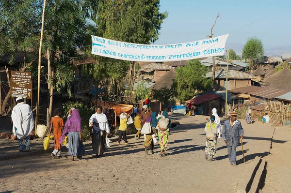 Lalibela Etiopie Ledna 2010 Neznámí Lidé Pěšky Ulicí Lalibela Etiopie — Stock fotografie