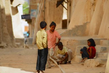 Şibam, Yemen - 12 Eylül 2006: Tanımlanamayan çocuklar oyun Street Şibam, Yemen.