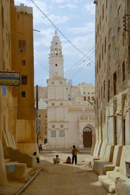 Şibam, Yemen - 12 Eylül 2006: Arka planda Şibam, Yemen cami ile Street tanımlanamayan çocuklar oyun.