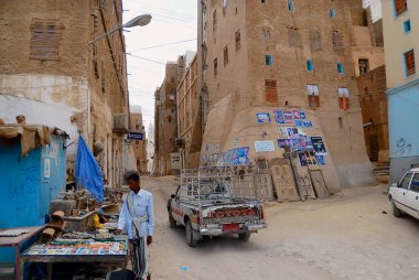 Şibam, Yemen - 12 Eylül 2006: Piyasa ahır ve Şibam, Yemen'de geçen araba görünümüne.