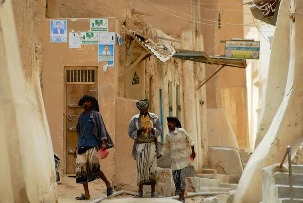 Shibam Yemen Septiembre 2006 Hombres Identificados Caminan Por Calle Shibam —  Fotos de Stock