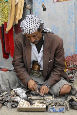 Sanaa, Yemen - 18 Eylül 2006: Tanımlanamayan Yemen adam janbiya Sanaa, Yemen keskinleştirir. Geleneksel hançer ve Yemen erkekler türden zorunlu bir öznitelik Janbiya olduğunu.