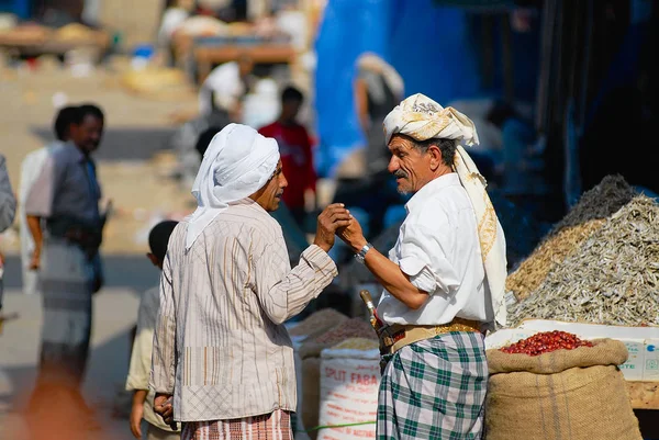 Sanaa Yemen Setembro 2006 Dois Idosos Não Identificados Conversam Mercado — Fotografia de Stock