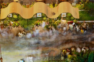 Ho Chi Minh, Vietnam - 15 Şubat 2007: Kimliği belirsiz kişi cadde Ho Chi Minh, Vietnam'geceleri ay yeni yıl kutlama. Uzun pozlama.