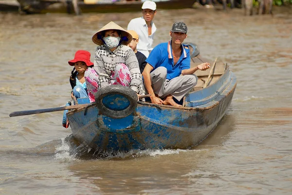 Люди хрест річки Меконг, моторному човні в Cai бути, В'єтнам. — стокове фото