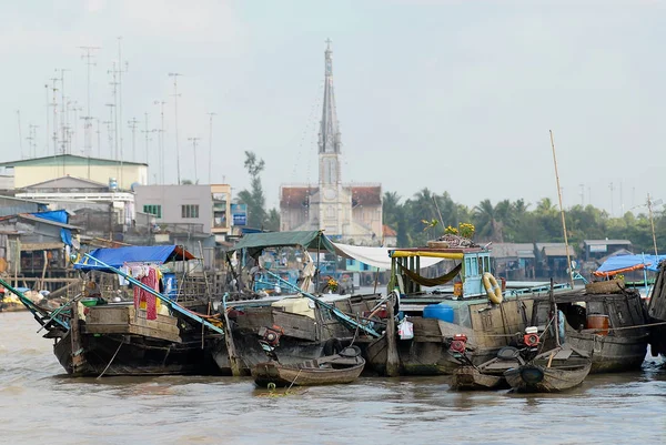 Vista a los barcos flotando en el agua con la iglesia al fondo en Cai Be, Vietnam . —  Fotos de Stock