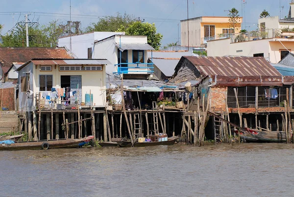 Vista para as casas de stilt em Cai Be, Vietnã — Fotografia de Stock