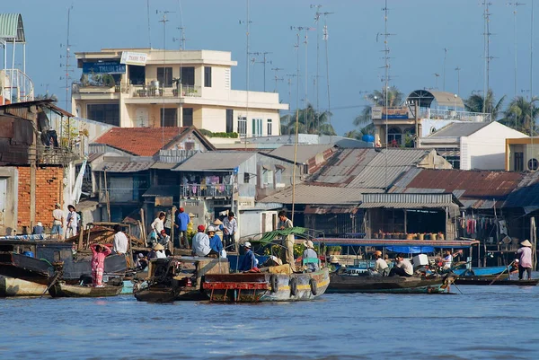 La gente visita el famoso mercado flotante en Cai Be, Vietnam —  Fotos de Stock