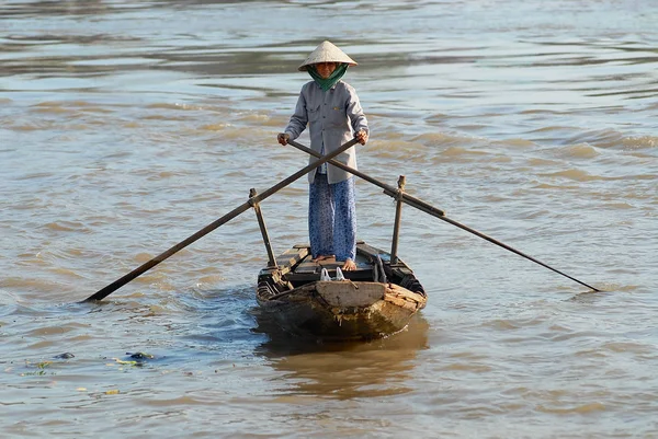 Senior woman crosses Mekong river by a traditional wooden paddleboat in Cai Be, Vietnam. — Stock Photo, Image