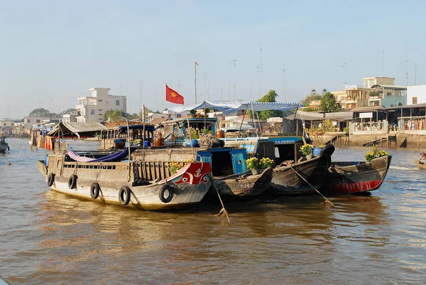 Vista a los barcos flotando en el agua en el famoso mercado flotante en Cai Be, Vietnam . —  Fotos de Stock