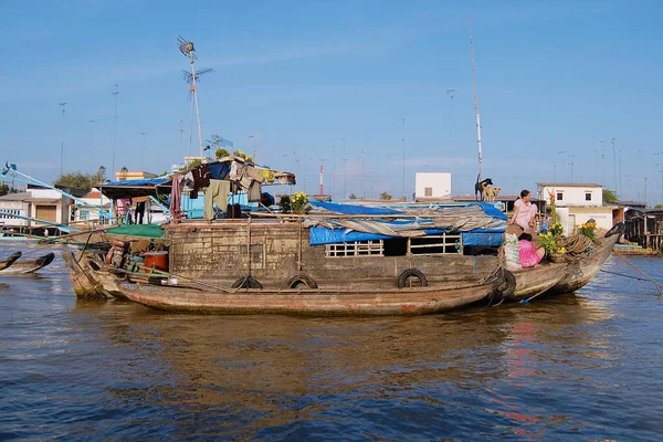 View to the boats floating on water at the famous floating market in Cai Be, Vietnam. — Stock Photo, Image