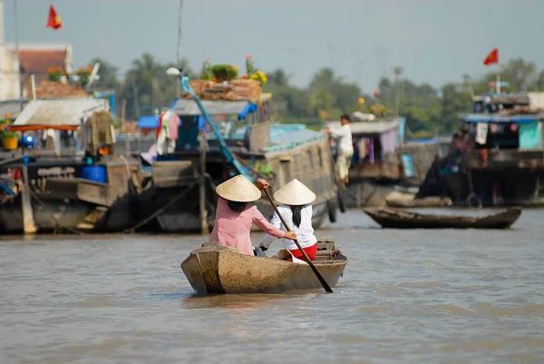 Frauen überqueren den Mekong mit dem Tretboot auf dem berühmten schwimmenden Markt in cai be, Vietnam. — Stockfoto