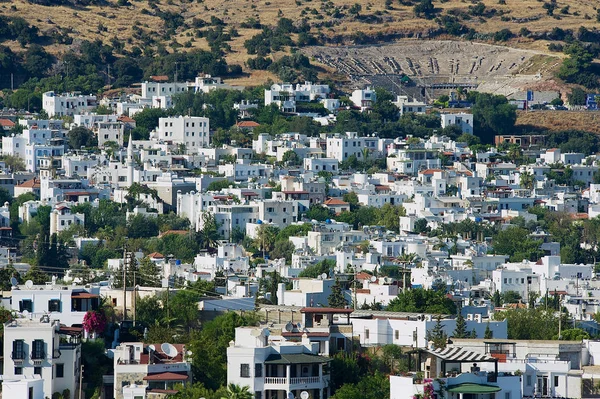 白い住宅地建物やボドルム トルコの古代円形闘技場のボドルム トルコ 2009 ビュー — ストック写真