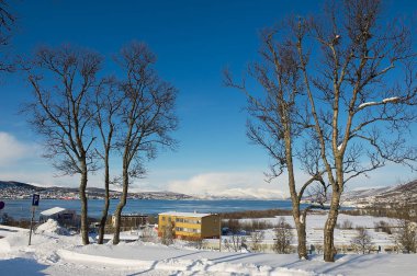 Tromso, Norveç - 29 Mart 2011: Tromso, Norveç'te düz sahilinde tarihi binaların görünümüne.