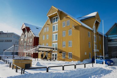 Tromso, Norveç - 29 Mart 2011: Dış Tromso, Norveç'te eski geleneksel ahşap yapılar.