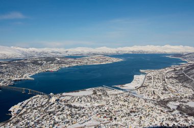 Tromso, 350 kilometre kuzeyinde Kuzey Kutup dairesi, Norveç için havadan görünümü.
