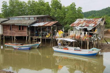 Koh Chang, Tayland - 26 Mayıs 2009: Görünüm Uzunbacak konut evleri ve Koh Chang, Tayland balıkçı tekneleri ile balıkçı köyü.