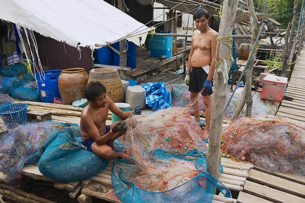 Koh Chang Thailand May 2009 Unidentified Men Clean Fishing Net — Stock Photo, Image