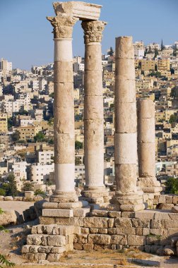 Amman Kalesi, antik taş sütunlar ile arka planda Amman, Jordan, Amman şehir için görüntüleyin.