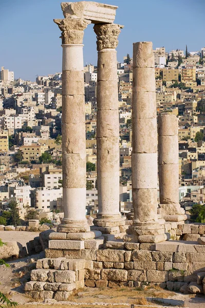 Vista Las Antiguas Columnas Piedra Ciudadela Ammán Con Ciudad Ammán — Foto de Stock