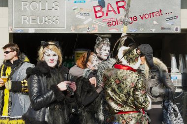 Lucerne, İsviçre - 20 Şubat 2012: Tanımlanamayan genç insanlar almak bölüm içinde karnaval Luzern, İsviçre.