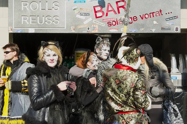 卢塞恩 2012年2月20日 身份不明的年轻人参加在瑞士苜蓿的狂欢节 — 图库照片