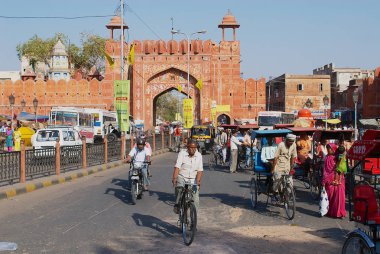 Jaipur, Hindistan - 30 Mart 2007: Kimliği belirsiz kişi sabah acele saat Jaipur, Hindistan Street sırasında bisiklet sürmek.