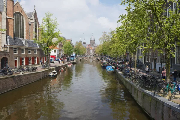 Амстердам Травня 2013 Вид Канал Базилікою Святого Миколая Фоновому Режимі — стокове фото