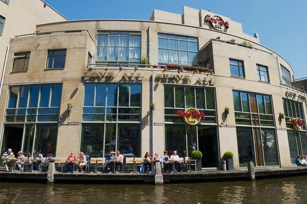 Amsterdam Holandia Czerwca 2013 Niezidentyfikowanych Ludzi Relaks Hard Rock Café — Zdjęcie stockowe