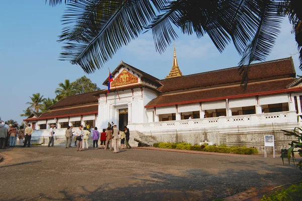 Turyści odwiedzają Haw Kham Royal Palace w Luang Prabang, Laos. — Zdjęcie stockowe