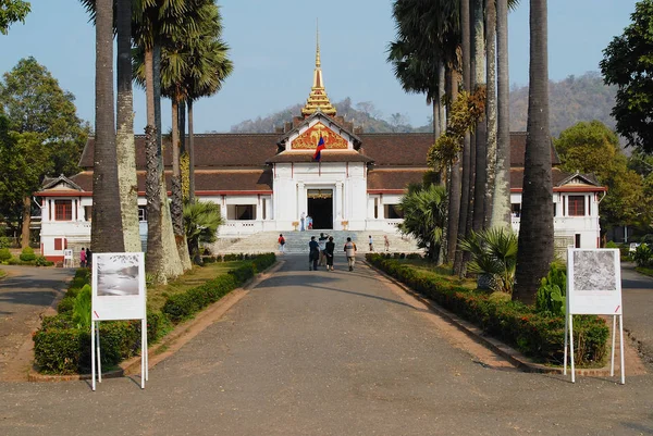 Toeristen bezoeken Haw Kham Koninklijk Paleis in Luang Prabang, Laos. — Stockfoto