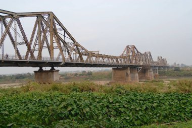Hanoi, Vietnam - Fabruary 09, 2007: Görünüm Hanoi, Vietnam için uzun Bien köprüye. İlk (1898-1902 Fransızlar tarafından inşa kırmızı Nehri Köprüsü çelik).