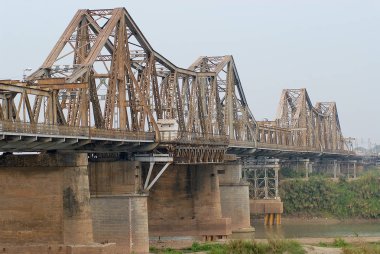Hanoi, Vietnam - Fabruary 09, 2007: Görünüm Hanoi, Vietnam için uzun Bien köprüye. İlk (1898-1902 Fransızlar tarafından inşa kırmızı Nehri Köprüsü çelik).