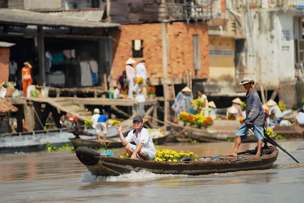 Hombres cruzan río en barco en el famoso mercado de Cai Be, Vietnam . —  Fotos de Stock