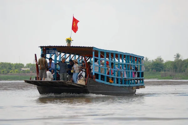 La gente cruza el río en ferry local en el delta del Mekong en Cai Be, Vietnam . —  Fotos de Stock