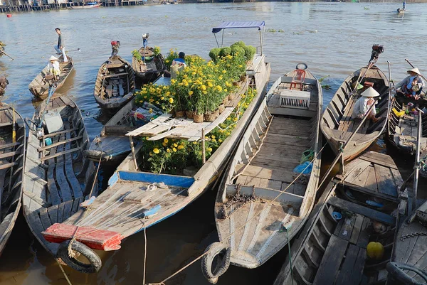 Vista a los barcos flotando en el agua en el mercado flotante en Cai Be, Vietnam . —  Fotos de Stock