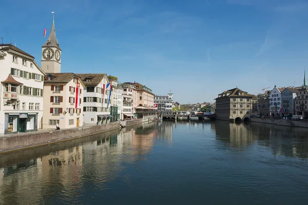 Zurich Switzerland April 2011 Lihat Bangunan Bersejarah Tepi Sungai Limmat — Stok Foto