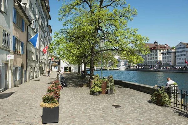 苏黎世 2011年4月10日 查看瑞士苏黎世 Limmat 河畔的街道和建筑物 — 图库照片