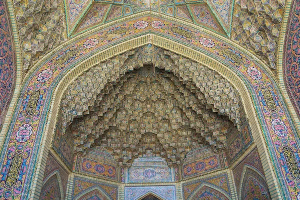 Beautiful old mosaic decorating exterior wall of the Nasir al-Mulk mosque in Shiraz, Iran. — Stock Photo, Image