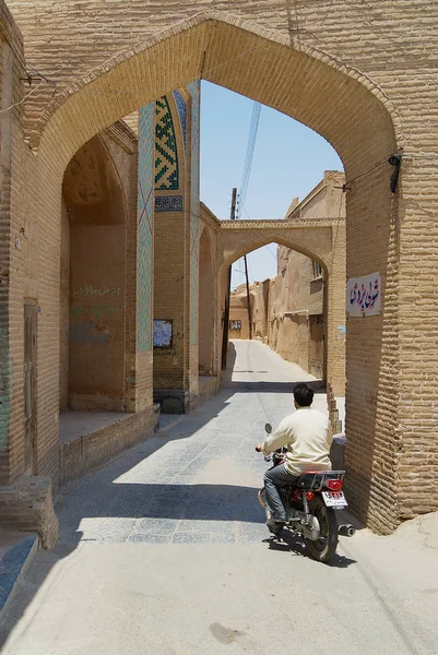 Yazd Irán Junio 2007 Hombre Identificado Pasea Moto Por Estrecha —  Fotos de Stock