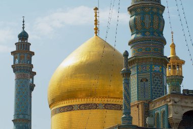 : Qom, Iran - Haziran 26, 2007: Fatima Masumeh türbe: Qom, Iran minarelerinin görünümüne. Şii Müslümanlar İran'ın en kutsal şehirlerinden biri olarak Qom göz önünde bulundurun.