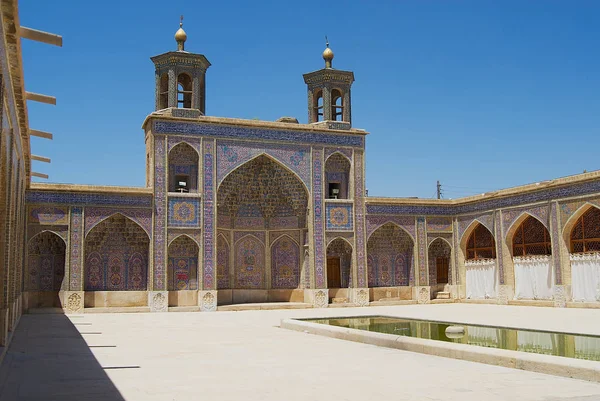 Exteriör av Nasir al-Mulk moskén i Shiraz, Iran. — Stockfoto