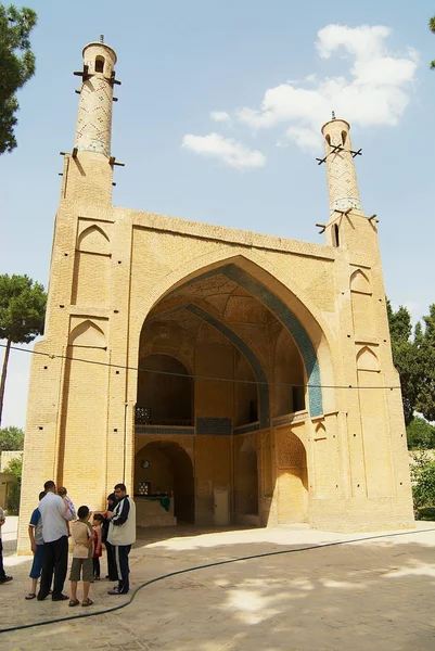 La gente visita Monar Jonban (Minaretes Shaking) construido en el siglo 14 en Isfahán, Irán . — Foto de Stock