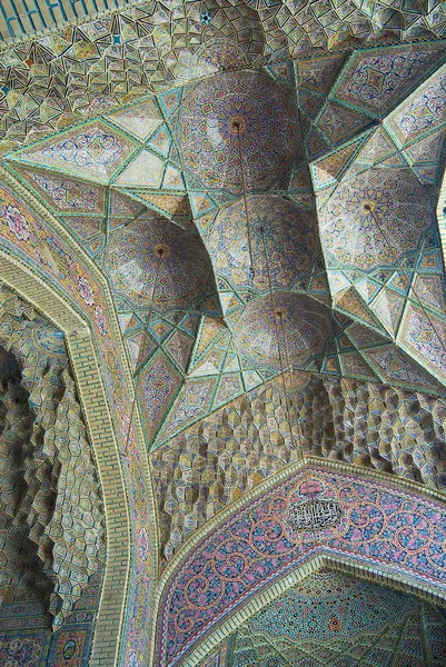 Részlet a mennyezet díszítésére a Nasir al-Mulk mecset a Siráz, Irán. — Stock Fotó