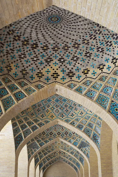 Stropní výzdoba mešity al-Mulk Nasir v Shiraz, Írán. — Stock fotografie
