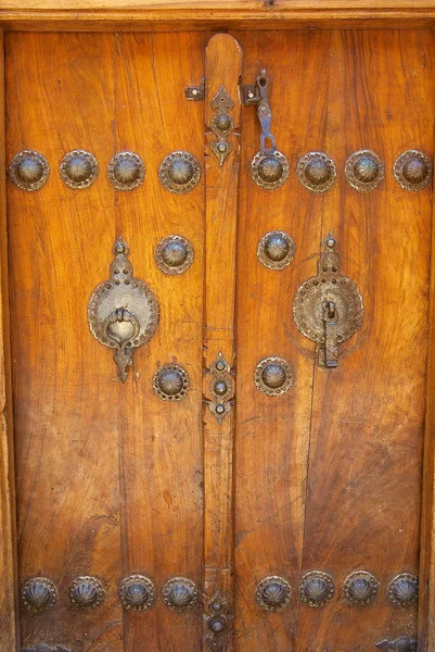 Exterior of a house entrance with the vintage metal door handles in Shiraz, Iran. — Stock Photo, Image